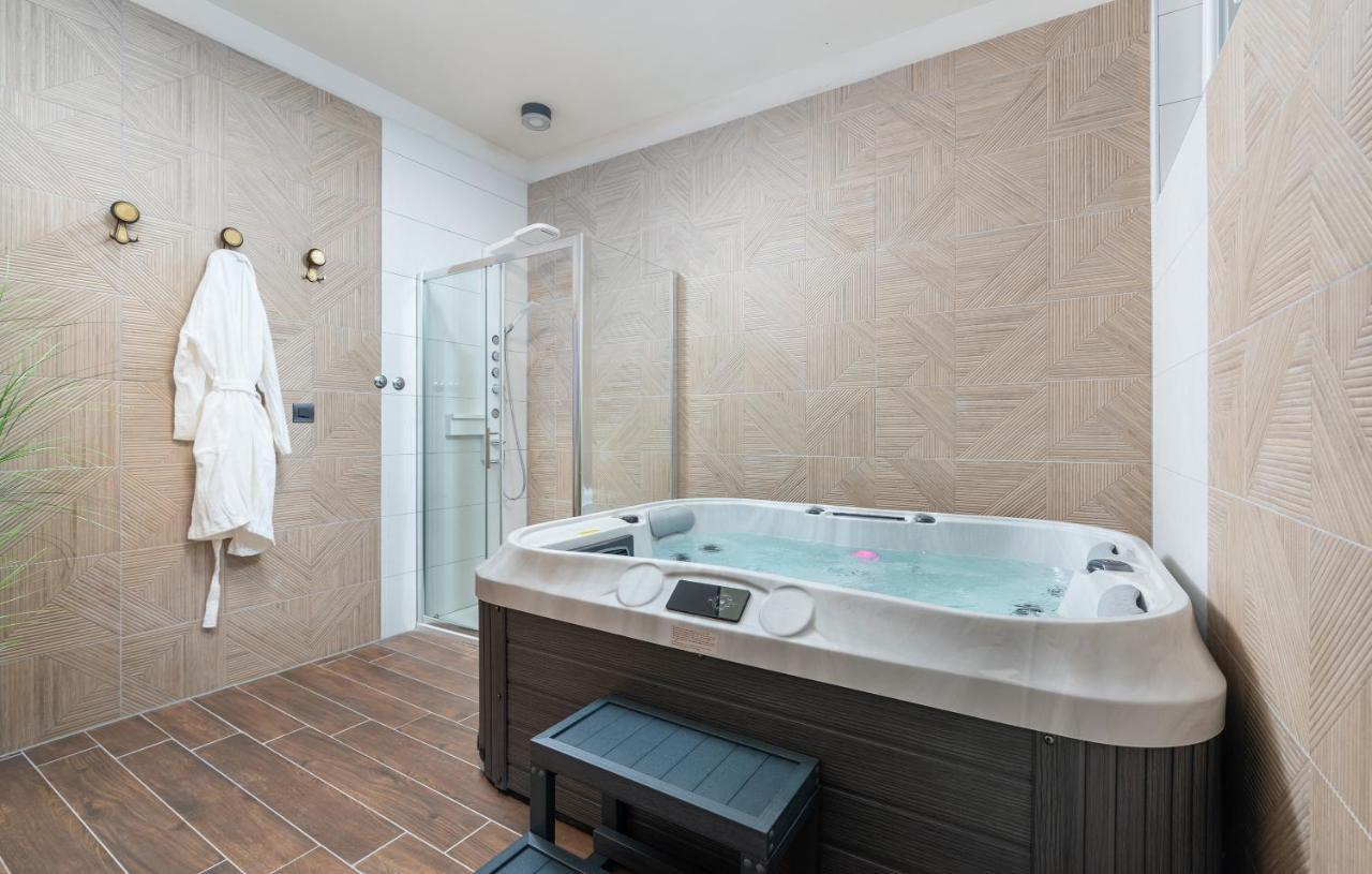 פורץ Hotel Dua Residence מראה חיצוני תמונה